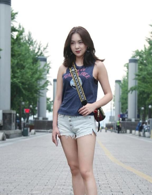 牛仔裤|路人街拍,浅色牛仔裤打造出小姐姐的清新阳光
