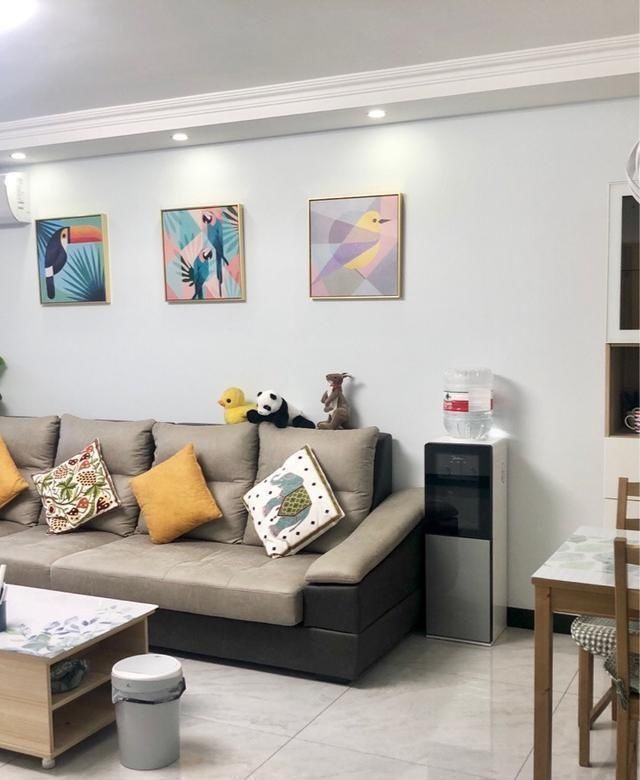 实用|她家90平新房,装修一共花费15万,电视墙很实用,进屋就被迷住