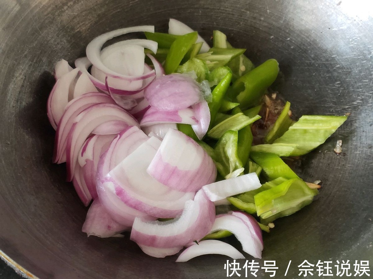 美味|自制美味的炒鱿鱼，味道鲜美可口，比街边的铁板鱿鱼还好吃