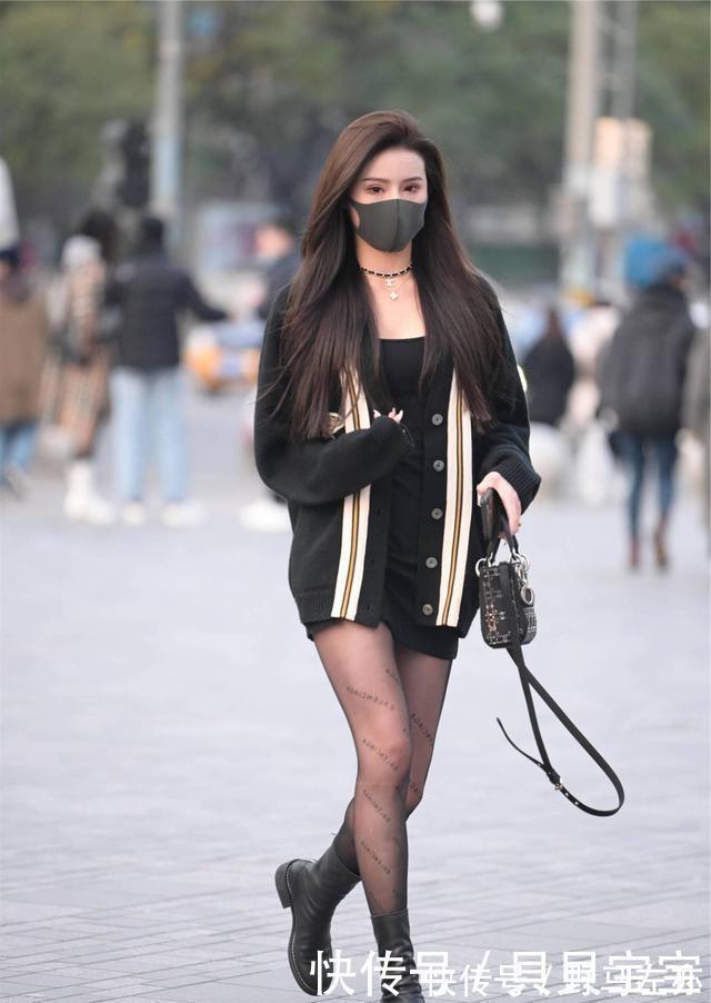 街拍|美女选择黑色丝袜搭配短靴,简单时尚