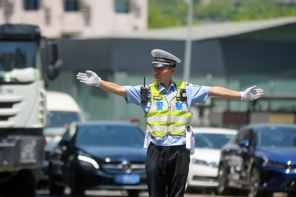 行稳|坚守警察初心 行稳平凡之路 ——记南岸区公安分局交巡警支队西区大队副大队长钱华