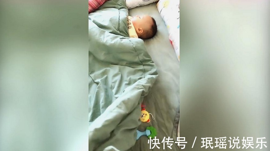 妈妈|宝宝睡觉给妈妈留了位置,妈妈感动,掀开被子一看,网友亲生的
