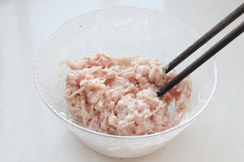 玉米淀粉|肉丸子不用油炸，蒸一蒸就上桌，香嫩好吃营养不流失，老少皆宜