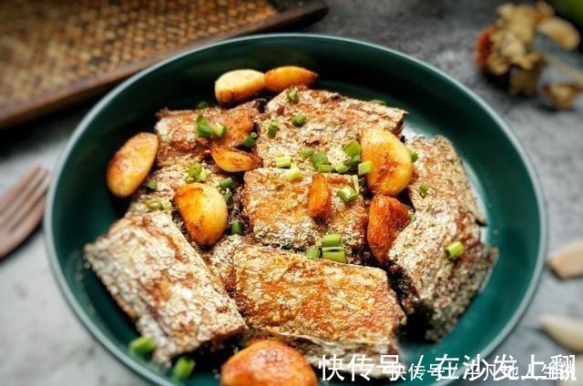 带鱼好吃有窍门，记住这3点，鱼肉鲜嫩无腥味，不松散不油腻
