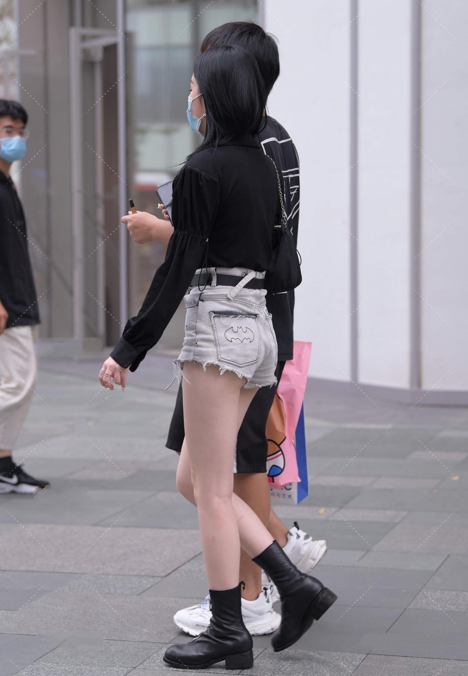 老家|美女街拍:穿着很华丽的北方女孩,单纯和减龄的结合,很想把她带回老家看看