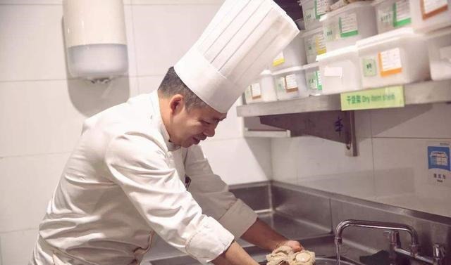 鲍鱼到底有多脏?厨师用刷子刷了5分钟,切片吃一口:太嫩了