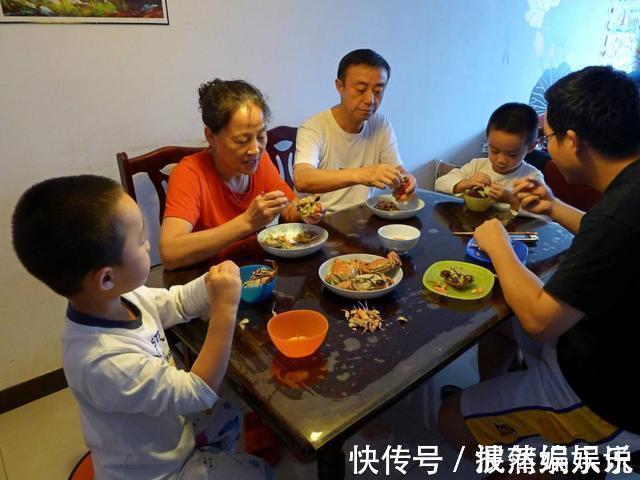 头发|“妈妈，菜里有一根头发”，两位妈妈不同的做法，情商立见高下