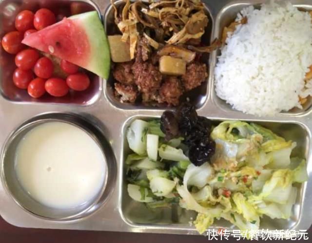医生食堂有“多爽?”5块钱管饱，水果随便拿，菜品7天不重样!