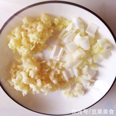 豆角|这#夏日开胃餐#豇豆角炒肉丁连吃3天了！明天还想吃