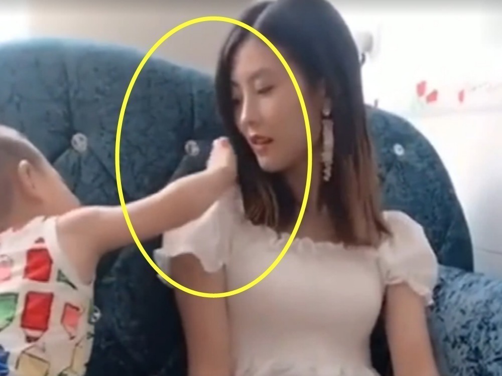 小家伙|宝宝帮小姨提袖子,认真的表情好有趣,网友直呼都快笑喷了