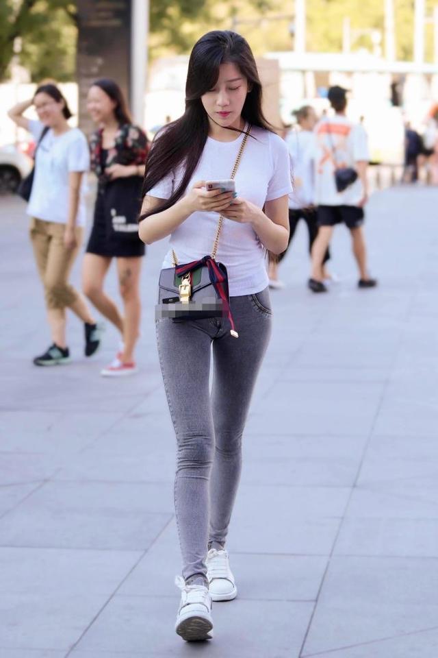 牛仔裤与白色上衣造就的时尚气息,姐姐的穿搭休闲与运动的结合