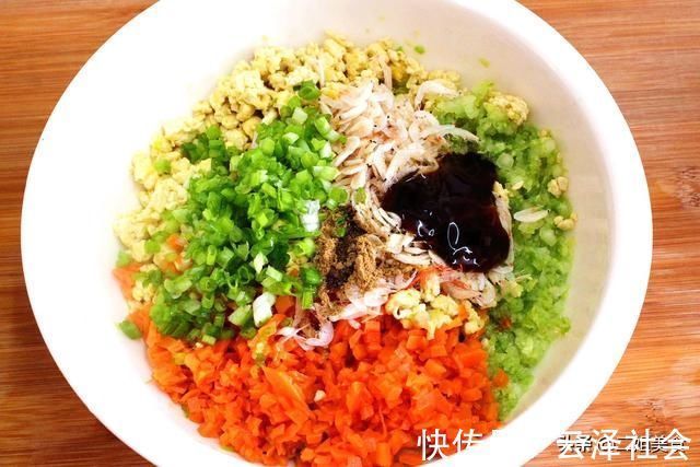 调白菜馅时,教您“3不放3多放”,饺子满嘴留香,鲜嫩还不出水