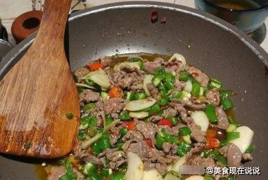 老伙夫透露：嫩炒黄牛肉时，多加这一步，牛肉炒不老，越炒越入味