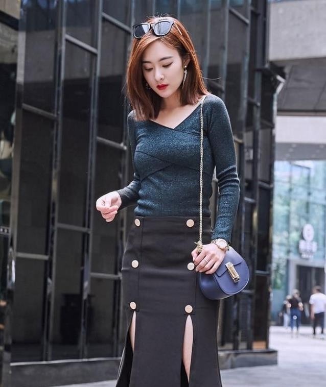 街拍：美女气质乖巧可人，穿着简约，带有几分帅气