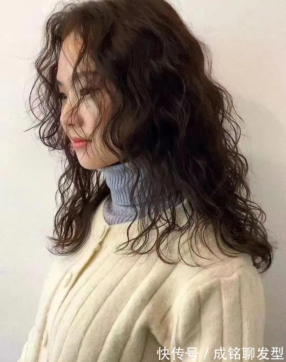 羊毛卷发型|羊毛卷时髦又显发量,但有四种人不适合烫,不仅显老还拉低颜值