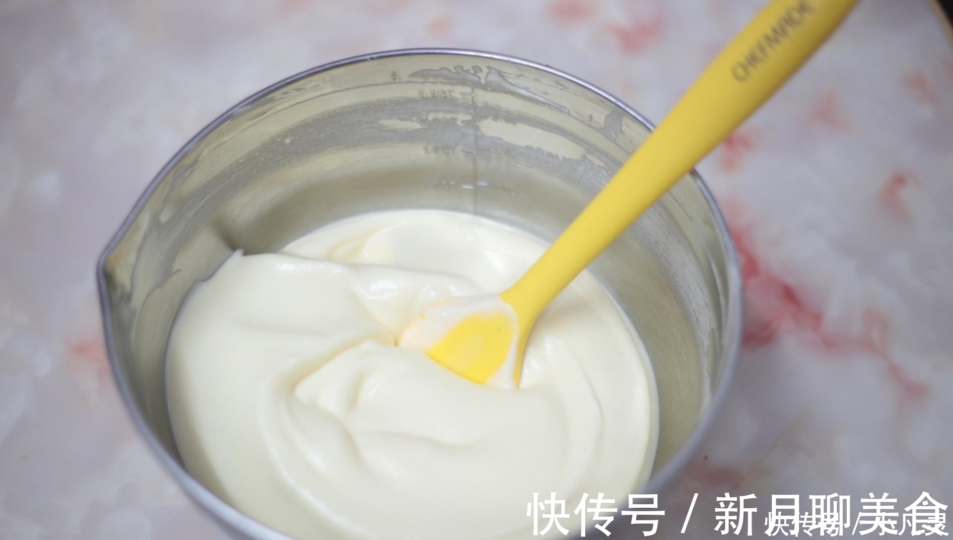 蛋糕不要再去外面买,4个鸡蛋半碗面粉,3分钟学会,比买的香多