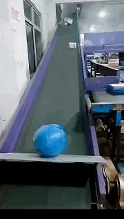 |搞笑GIF:姑娘 你穿的这是裙子吗