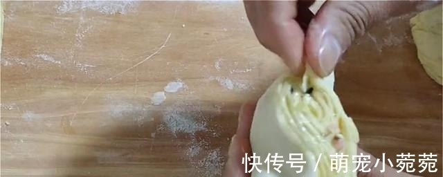 玉米面饼这样做，加多一种材料，口感丰富，吃着蓬松柔软，真香