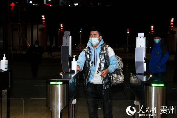 贵阳北站增设18台扫码测温一体化闸机 方便无智能机人群进站