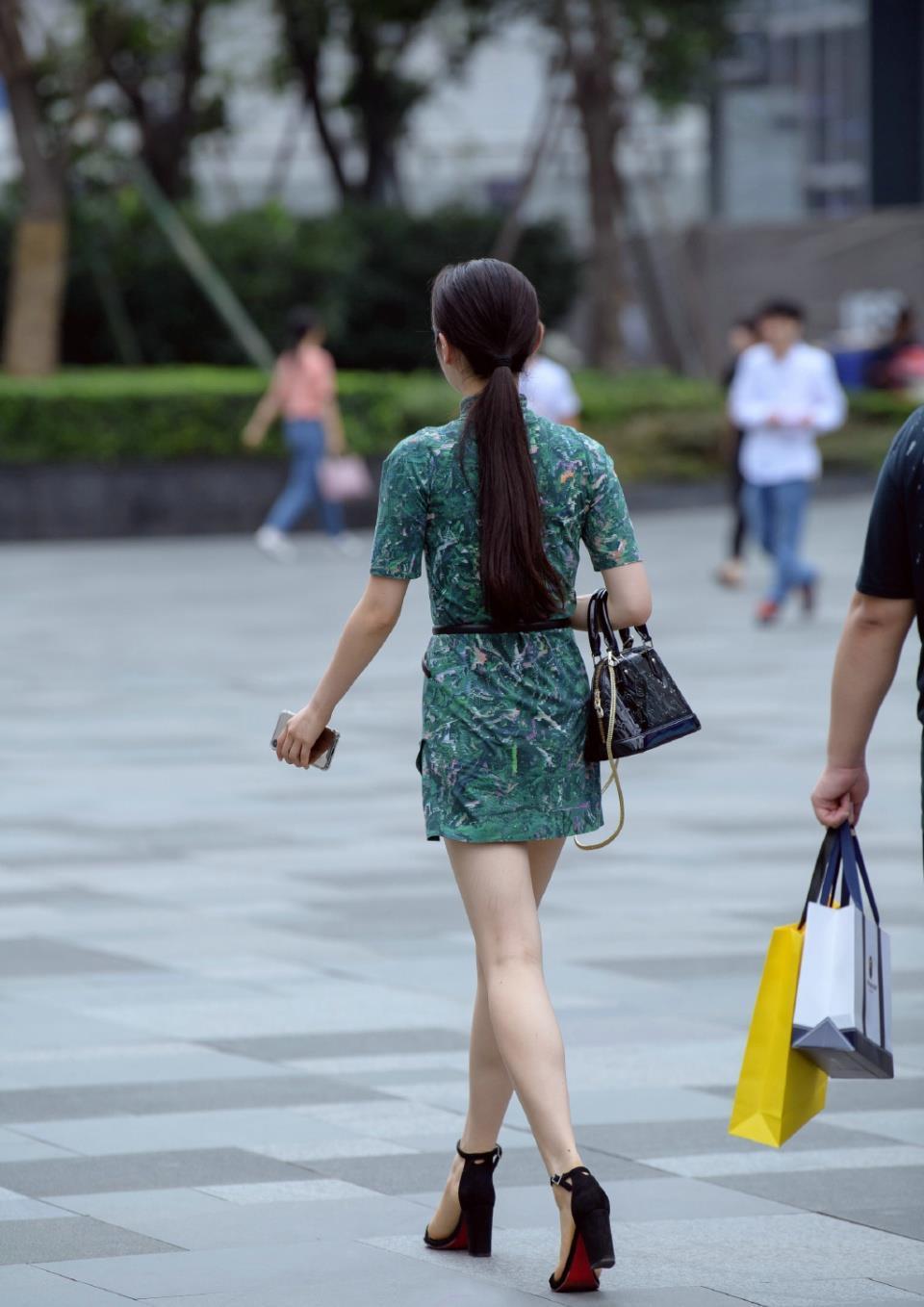 小姐姐|碎花直筒裙,中领的设计非常显气质,轻松打造出靓丽减龄的美