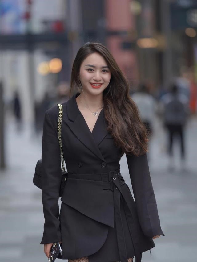 高跟鞋 穿黑色西装式的连衣裙,搭配网袜及细高跟鞋,美丽养眼又显洋气!