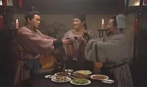 醒来|盗墓贼喝下墓中千年老酒:2天后醒来说了句话至今成笑柄...