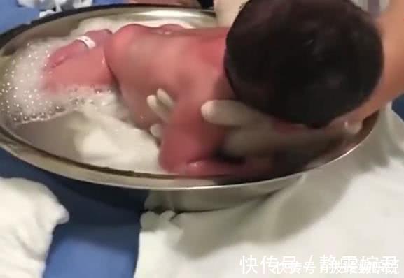 护士|护士给刚出生的男宝宝洗澡，小家伙的动作，把妈妈乐坏了