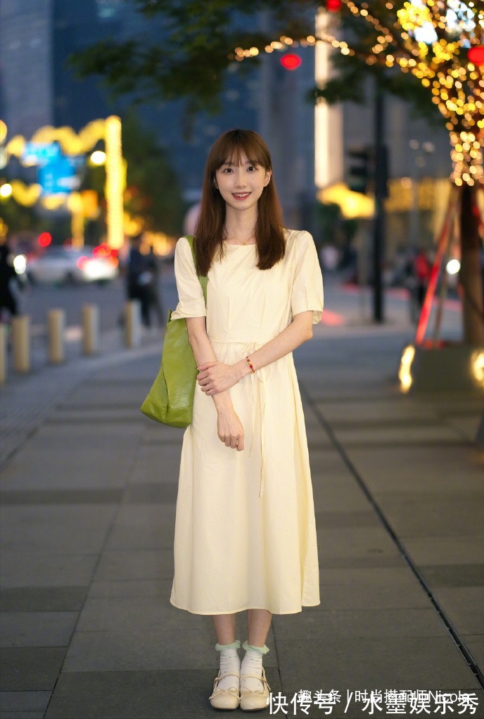 街拍 今夏突然火起来的“白色平底鞋”，舒适、百搭又显高，适合小个子
