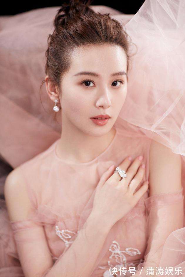 麻花辫 女人40别总披头散发,很显老,试试这4款发型,气质好到让人羡慕