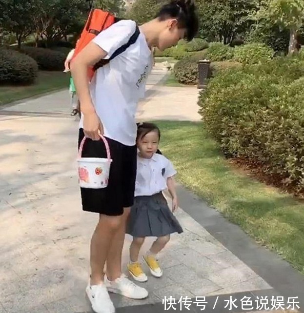 二胎政策|相差20岁的兄妹逛超市,妹妹不停买,哥哥蹲地诉苦留点老婆本