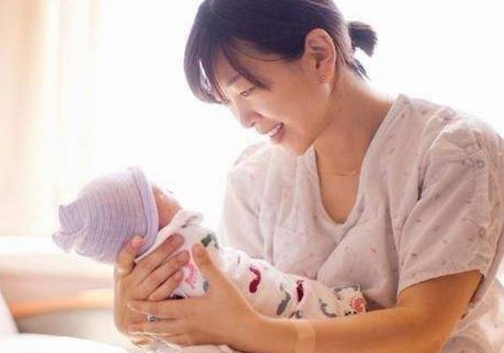 妈妈|“黑脸婴儿”走红,出生后被全家嫌弃,两个月后成功逆袭