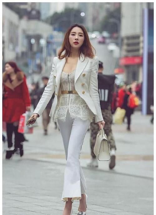 小姐姐|灰色打底衫搭配黑色的卫衣，显得既气质有时尚，魅力加倍！