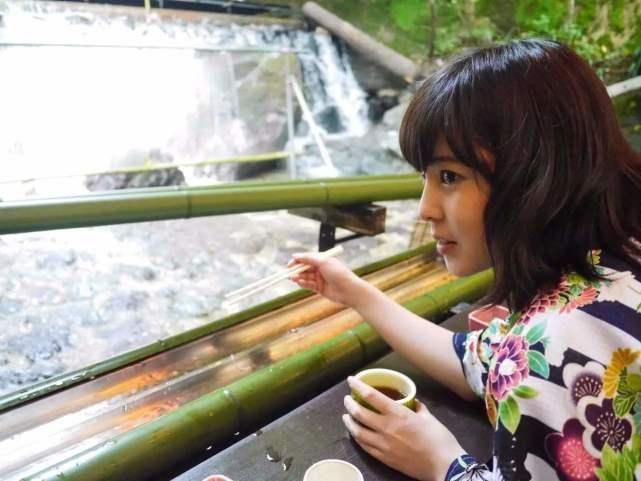 恶心|日本奇葩的“流水素面”,顾客吃完纷纷吐槽,网友吃法有点恶心