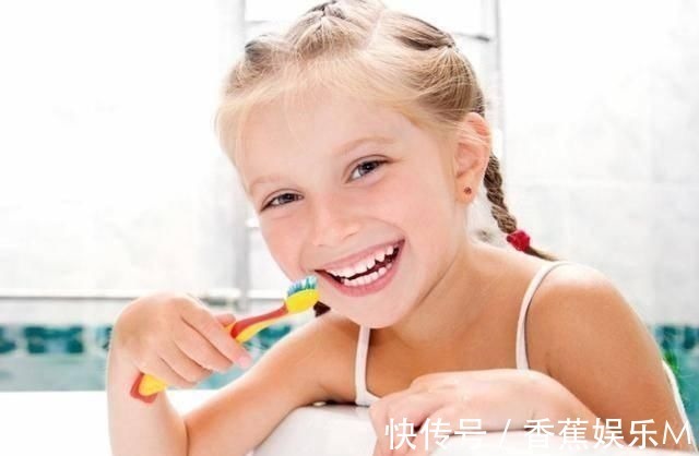 宝爸|2岁孩子满嘴“小黑牙”,医生不是因为糖,是父母的无知