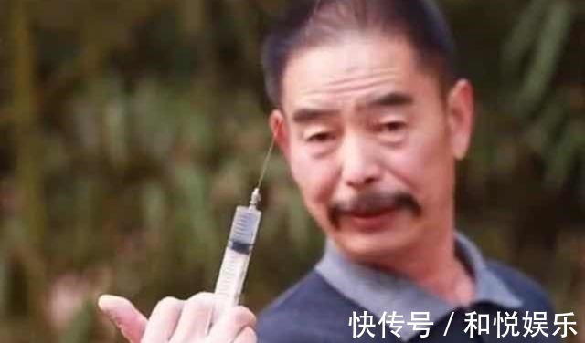印刷体!65岁老人挑战邵岩,苦练“射墨”25年,一根针管射出标准印刷体