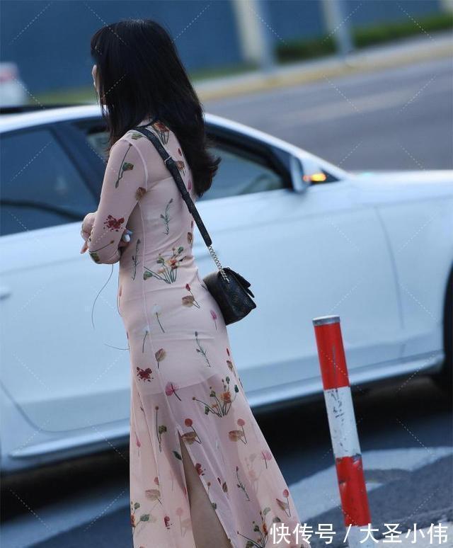 时装设计|美女街拍:裙子单穿背心太单调?试着加长款,叠穿看起来不错