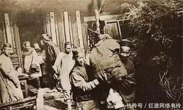 老照片|百年前的一组老照片:图一是补鞋匠,图四看着令人鼻子酸