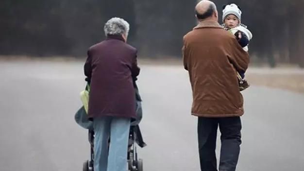 奶奶|3岁女儿独睡2米大床,却总抱怨“很挤”,妈妈看监控后手心出汗