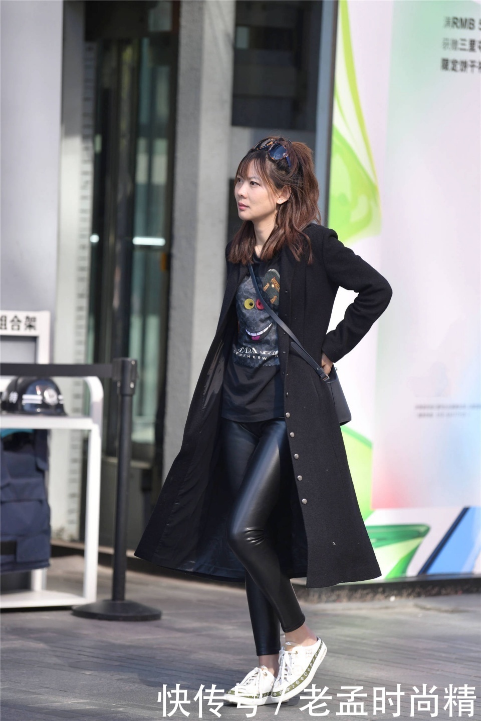 更好衬托|紧身皮裤搭配风衣,如果把平底鞋换成高跟鞋,是不是会更好呢?