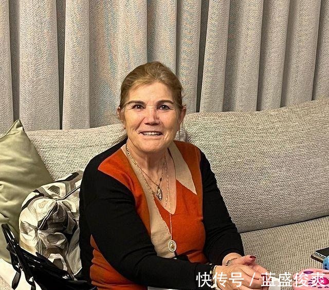 C罗|36岁C罗晒新年全家福,乔治娜遮住孕肚,亲生女儿太灿烂难怪受宠!