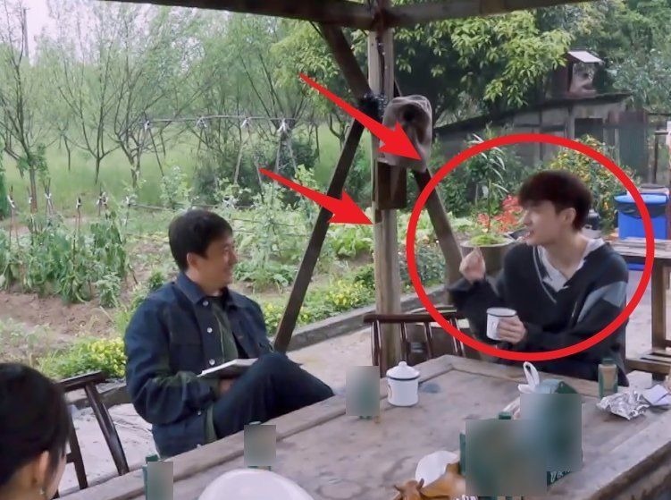 張藝興去雞窩掏雞蛋,看到張子楓的舉動,變開朗了還變調(diào)皮了