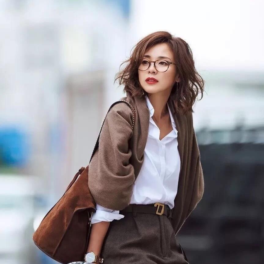 轻熟感|女人一旦30岁，穿衣尽量以“轻熟风”为主，这几种照着穿准美