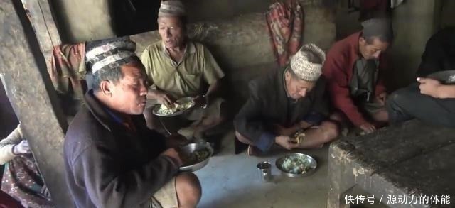 一个菜|尼泊尔农村酒席,非常简单,正餐只有一个菜,零食吃鸡肉