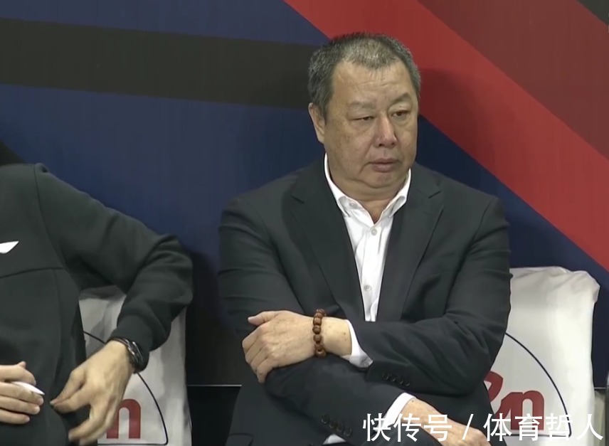 嘴唇|CBA青岛队球员嘴部被肘开,画面触目惊心,医院治疗缝了12针