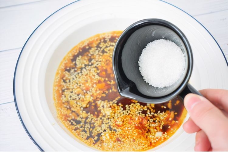 面条别再煮着吃了，配上拌好的辣椒油，不怕你不喜欢