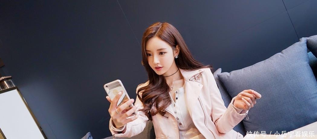 超美珠珠:休闲小憩暇白螺纹开领打底衫!