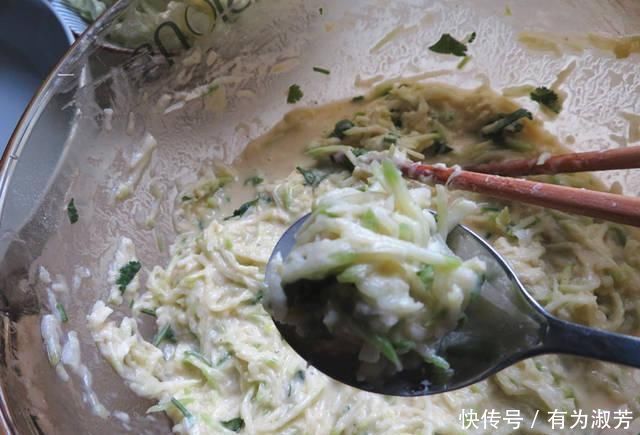 70岁的婆婆炸丸子,不光用萝卜还加它,炸好的丸子有独特的香味!