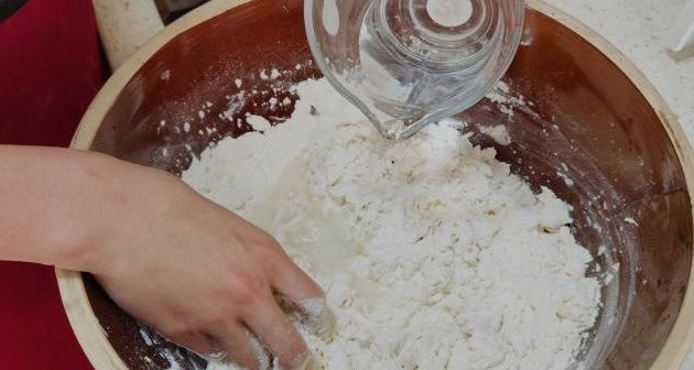 包白菜饺子时,记住老师傅的“2放2不放”,饺子鲜嫩多汁,特好吃