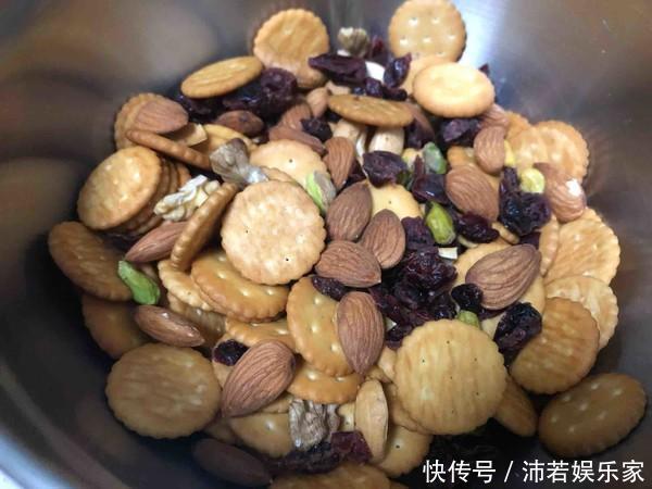 网红雪花酥了解一下!又香又脆,几分钟就能学会,过年串门就带它