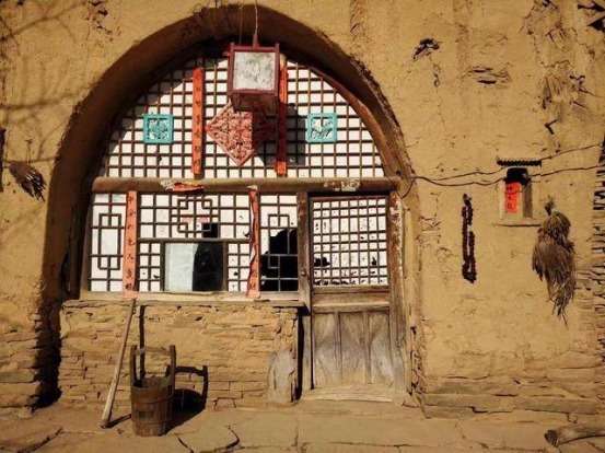 低薪|陕西一座古村被选为电视剧的取景地,陕北人真的睡在山洞里?